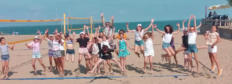 Des enfants en camp de vacances à la plage