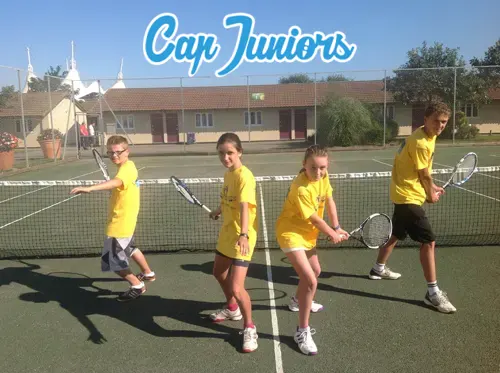 Une team de jeunes joueurs de tennis en colo sportive