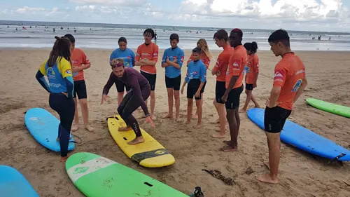 Cours de surf en colonie de vacances pour ces ados