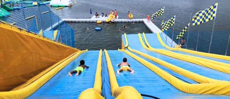 Supernova stage équitation enfant heureux avec un cheval