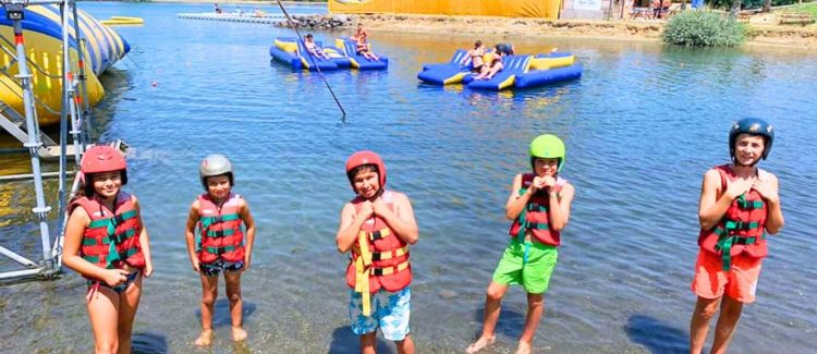 Supernova colonie de vacances aquapark aqualand enfants sur bouée tractée