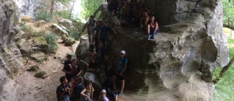 Supernova stage sportif groupe d'enfants qui font de l'escalade en ardèche