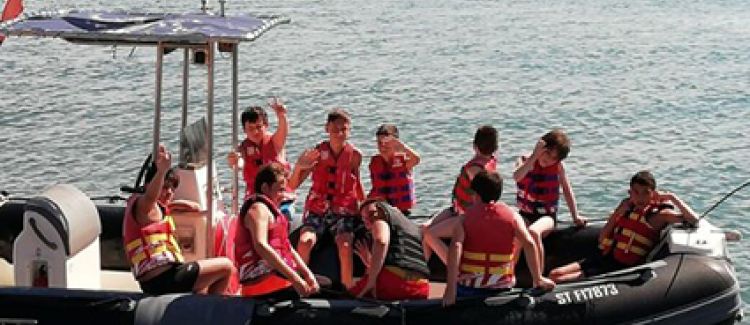 Supernova colonie de vacances enfants en sortie bateau sur la mer