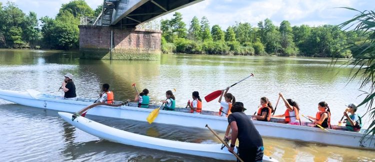Supernova colonie de vacances groupe d'enfants sur la plage pays basque équilibre et roues