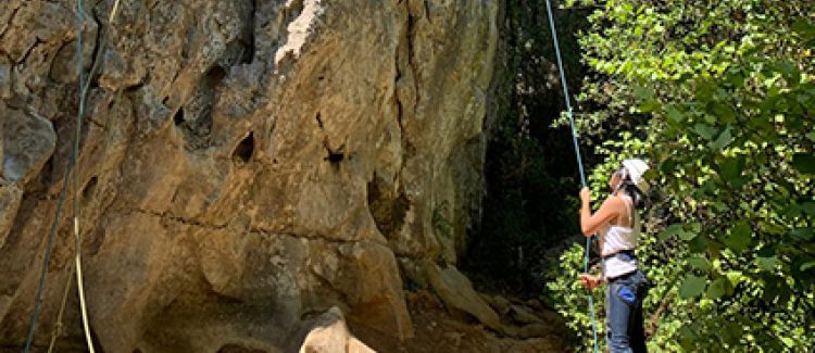 Supernova camp de vacances été enfant qui fait de l'escalade paroi naturelle ardèche