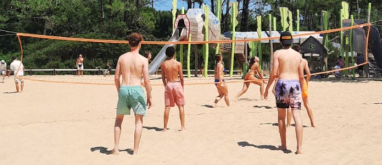 Supernova colonie de vacances adolescents sur la plage basque initiation au surf