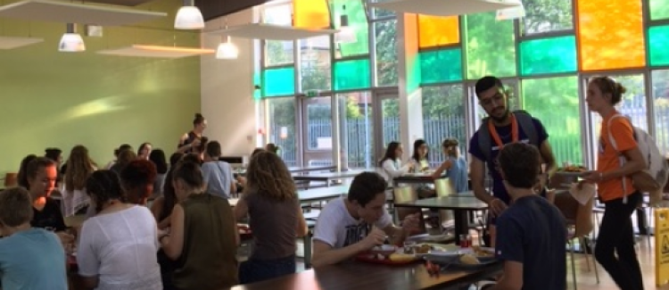 Repas en réfectoire