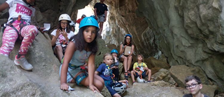 Supernova stage sportif enfants équipés pour faire de l'escalade en ardèche