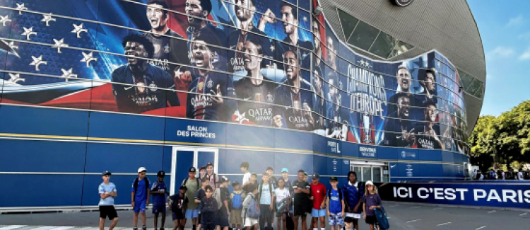 Devant le Parc des Princes