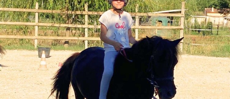 Supernova stage équitation enfant de 8 ans prête pour l'équitation