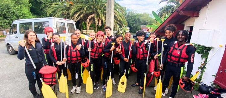 Supernova colonie de vacances adolescent qui fait du surf sur l'océan