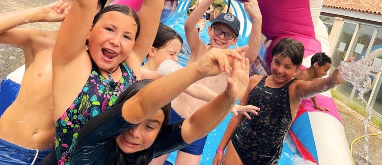 Supernova colonie de vacances enfants qui jouent dans la nature provençale