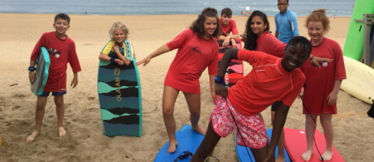 Supernova colonie de vacances enfants en initiation surf sur la plage sud de la france