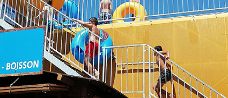 Supernova colonie de vacances aquapark aqualand enfants qui font la queue au toboggan avec bouée