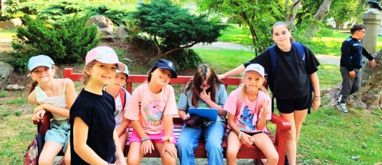 Supernova colonie de vacances enfants qui mangent une glace pays basque