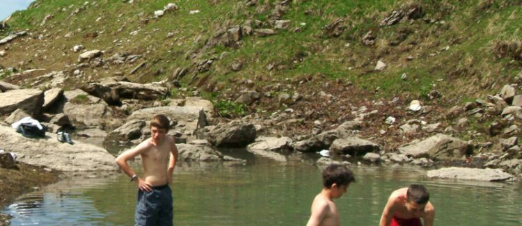 Au détour d'un sentier, un lac pour patauger