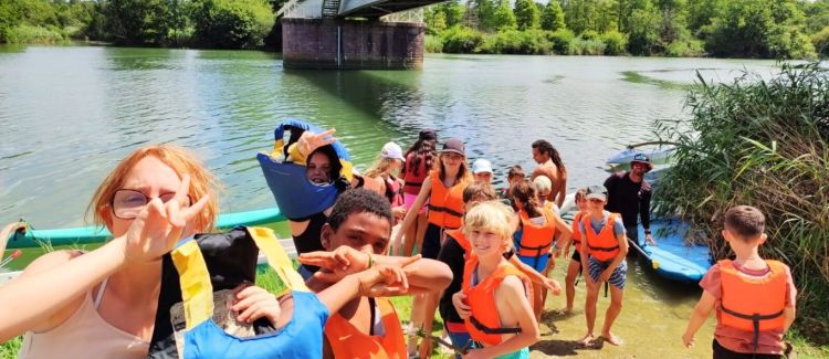 Supernova colonie de vacances enfants bodyboard dans l'océan atlantique