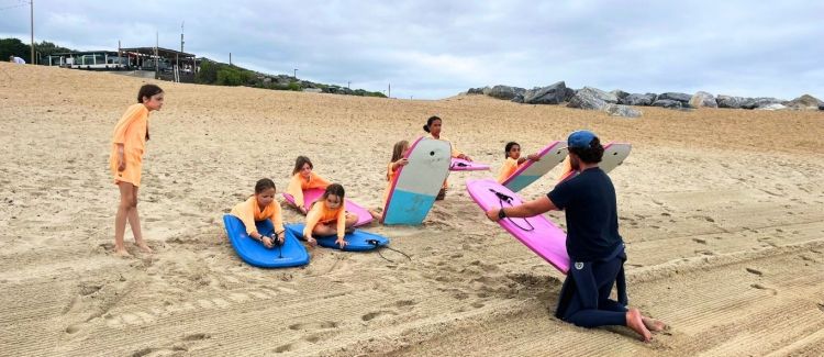Supernova colonie de vacances enfants sur un water board océan atlantique