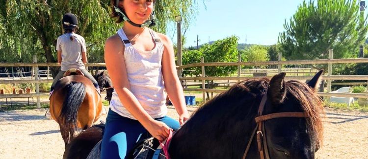 Supernova stage équitation enfants avec un cheval sud de la france