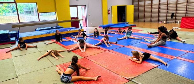 Supernova colonie de vacances gym gymnastique fill qui fait une roue sur la plage atlantique