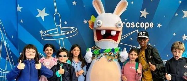 groupe d'enfants, parc d'attraction, futuroscope