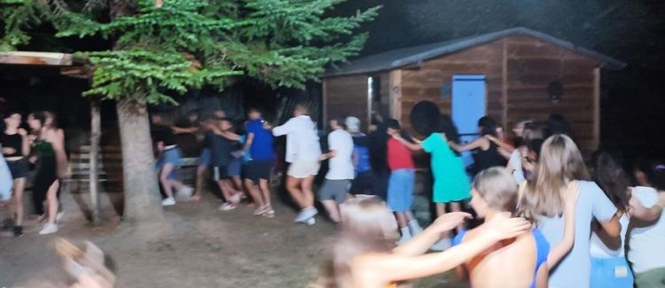 Supernova colonie de vacances photo de groupe ado au coeur du massif du vercors