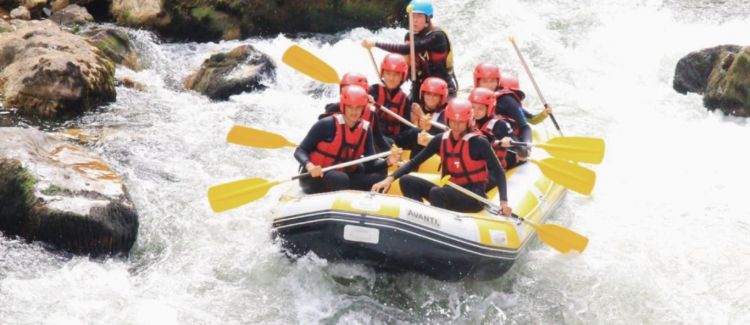 Supernova colonie de vacances ados sur une bouée tractée sur l'océan