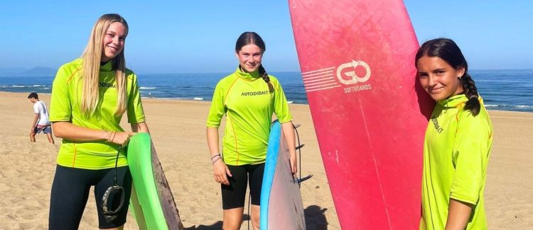 Supernova colonie adolescentes sur la plage initiation au surf pays basque