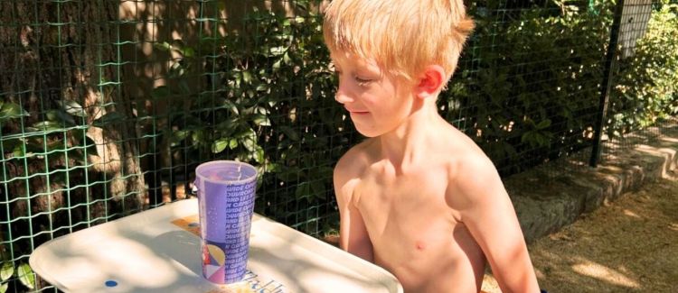 Supernova colonie de vacances enfant sur une tyrolienne au-dessus d'un plan d'eau ardèche