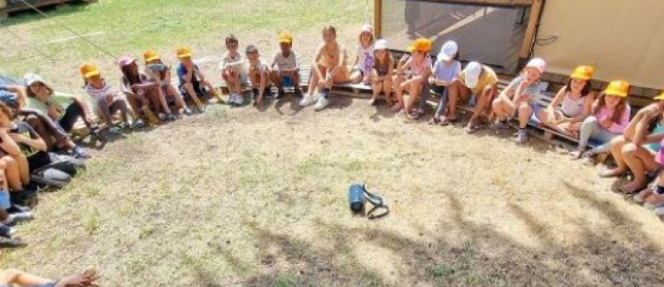 groupe d'enfants en pleine activité, grand jeu, plaisir, rires