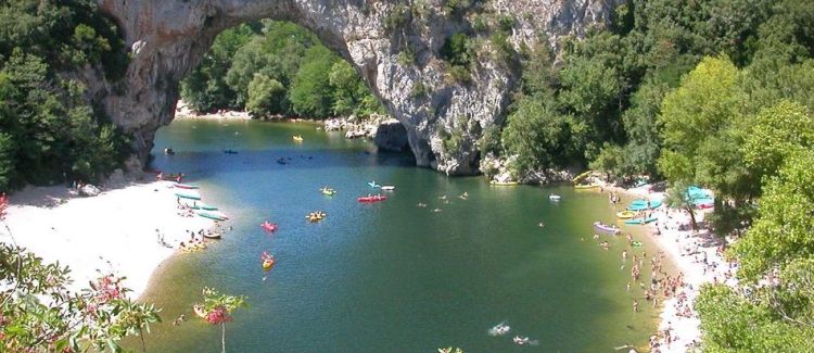 Cano&#2013265929 sous le Pont d'Arc