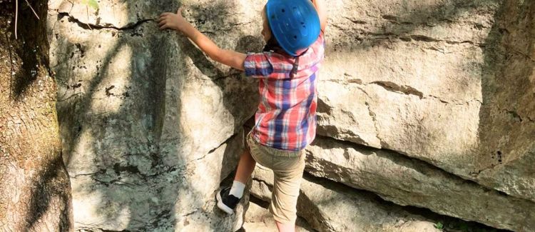 Supernova camp de vacances été enfant qui fait de l'escalade paroi naturelle ardèche