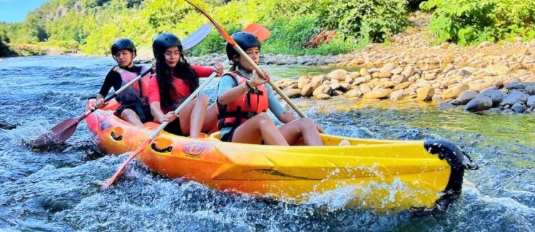 Supernova Juniors Stage sportif 100% Kayak 3 ados en kayak sur l'ardèche