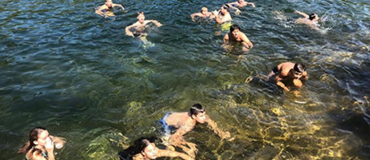 Supernova colonie de vacances enfants qui se baignent dans la rivière naturelle ardèche