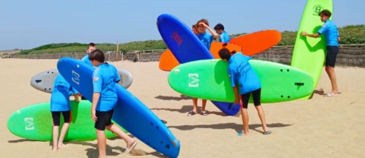 Supernova colonie ados en groupe sur la plage pays basque