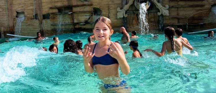 Supernova colonie de vacances aquapark aqualand enfant qui s'amuse dans l'eau