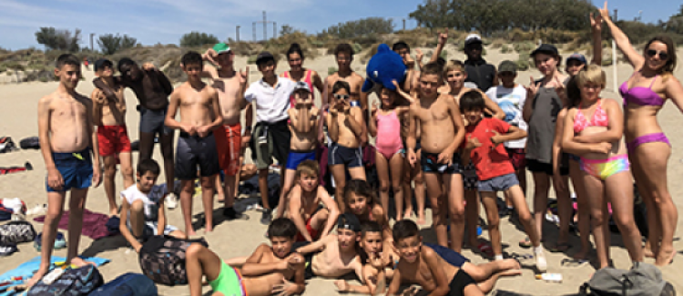 Supernova colonie de vacances photo de groupe enfants sur la plage sud
