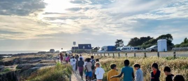 promenade des enfants le long de la côte bretonne, à la découverte de la faune et flore locale