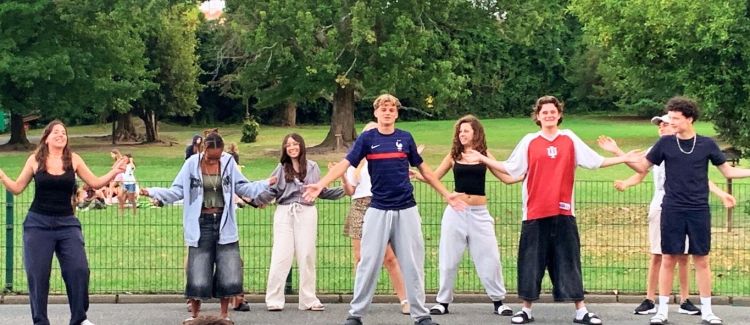 Supernova colonie de vacances ados qui participent à un escape game