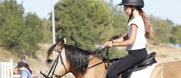 Supernova stage équitation enfant qui monte à cheval sud de la france