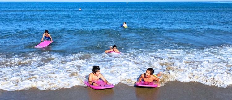 Supernova colonie de vacances enfants qui jouent au volley sur la plage biarritz