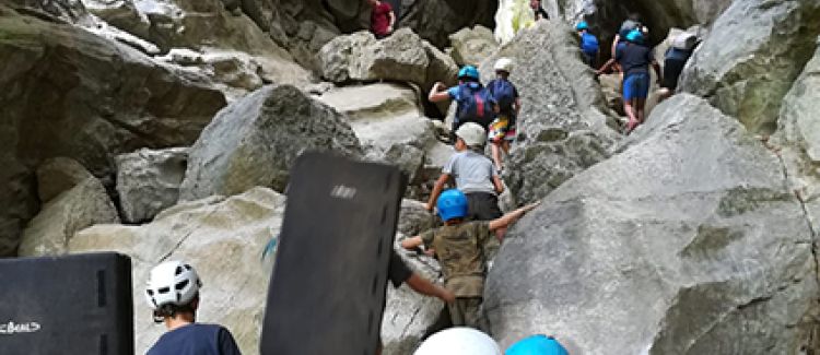 Supernova stage sportif enfants qui font de l'escalade en ardèche parois naturelles