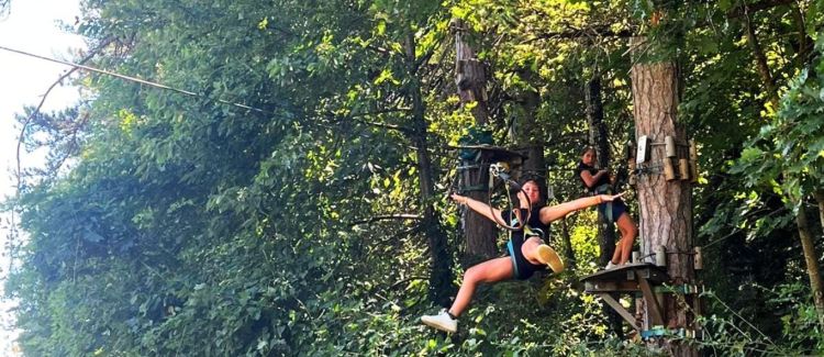 Supernova colonie à Die groupe d'ados qui jouent au lasertag