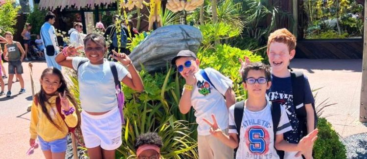 Supernova colonie de vacances groupe d'enfants en sortie au parc d'attraction sud de la france