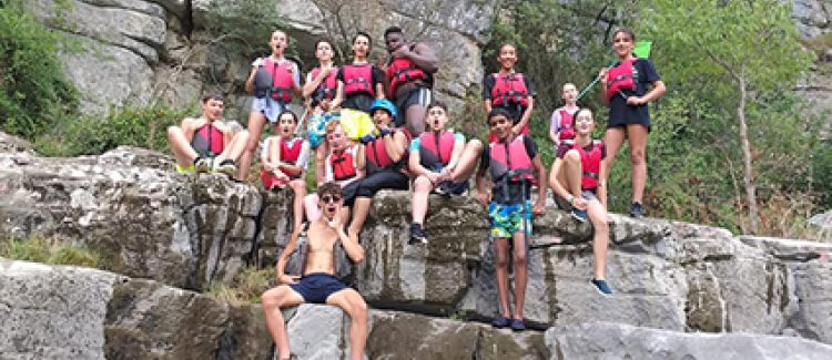 Supernova colonie de vacances groupe d'enfants escalade paroi naturelle ardèche