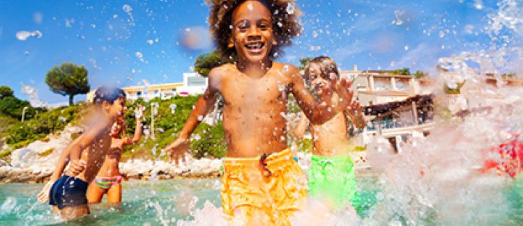 Supernova colonie de vacances aquapark aqualand enfant de 10 ans qui s'amuse dans l'eau