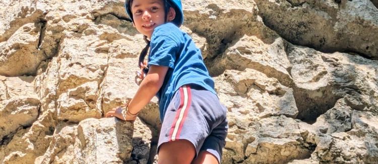 Supernova colonie de vacances enfant qui escalade une paroi naturelle en ardèche