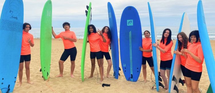 Supernova stage sportif surf adolescents assis sur leur surf regardant l'océan atlantique