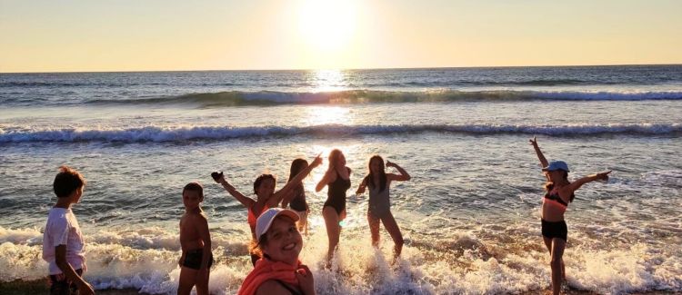 Supernova soleil océan et sensation groupe d'ados sur la plage coucher de soleil