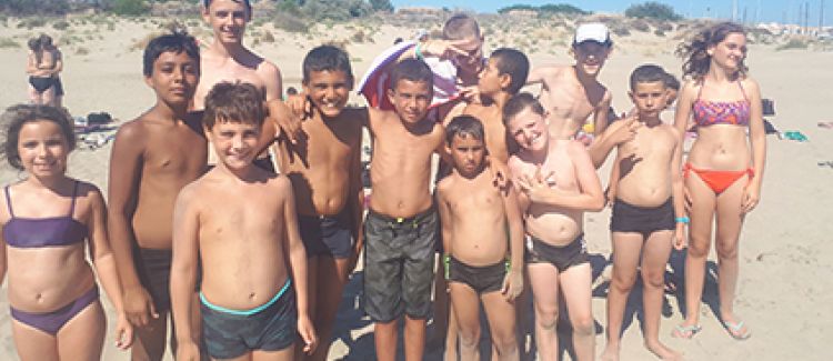 Supernova colonie de vacances groupe d'enfants de 11 ans sur la plage sud de la france